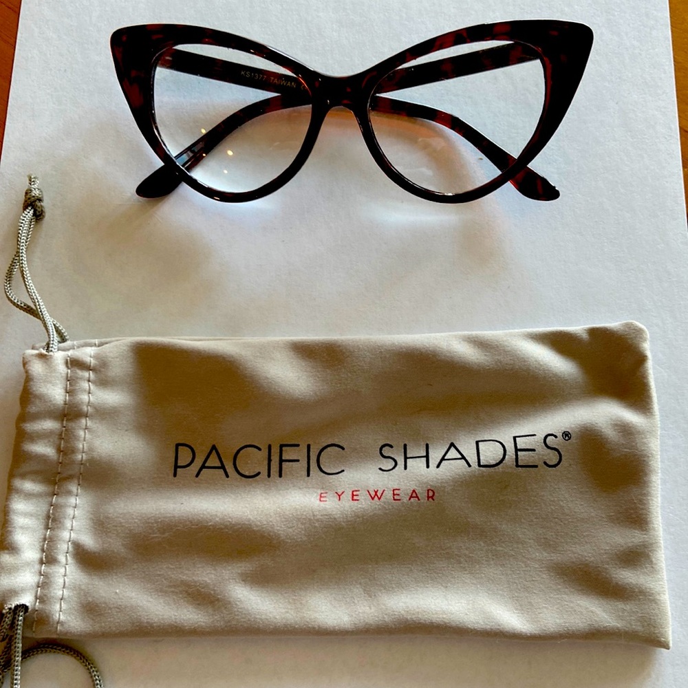 Red tortoise fashion glasses
